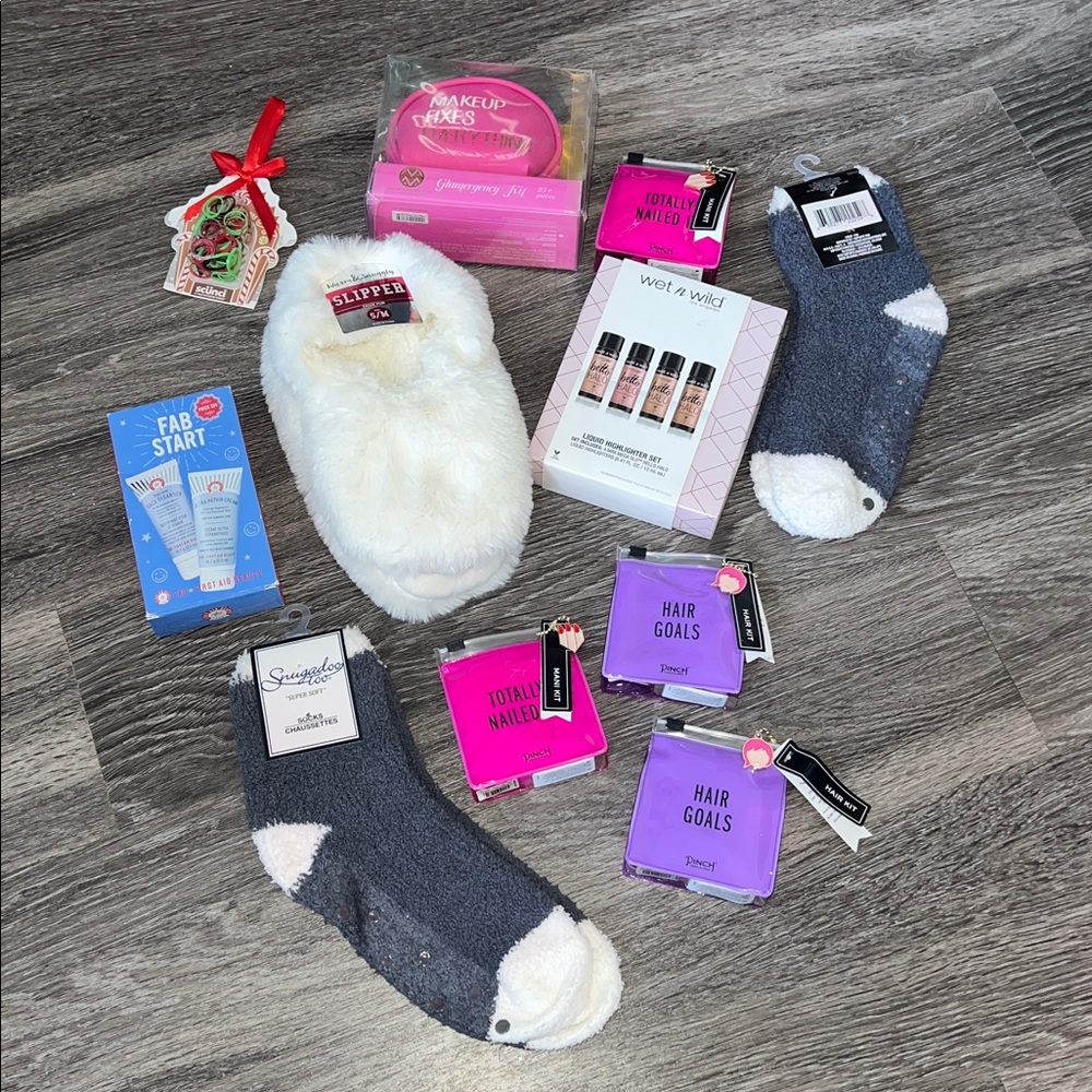 Girls Night In Gift Set (Makeup, Skincare, Party Favors)